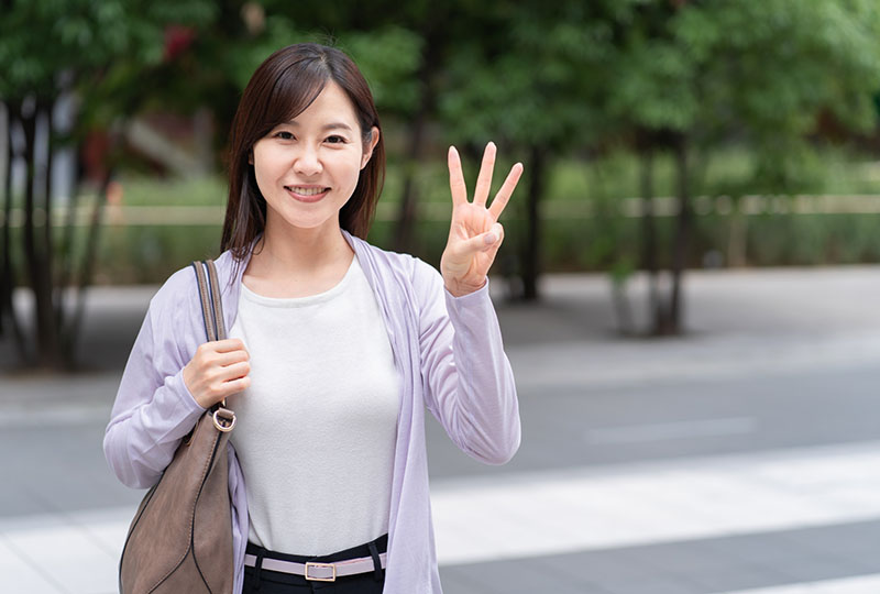 朝霞市で粗大ゴミを処分するための3つの方法を解説してくれる女性