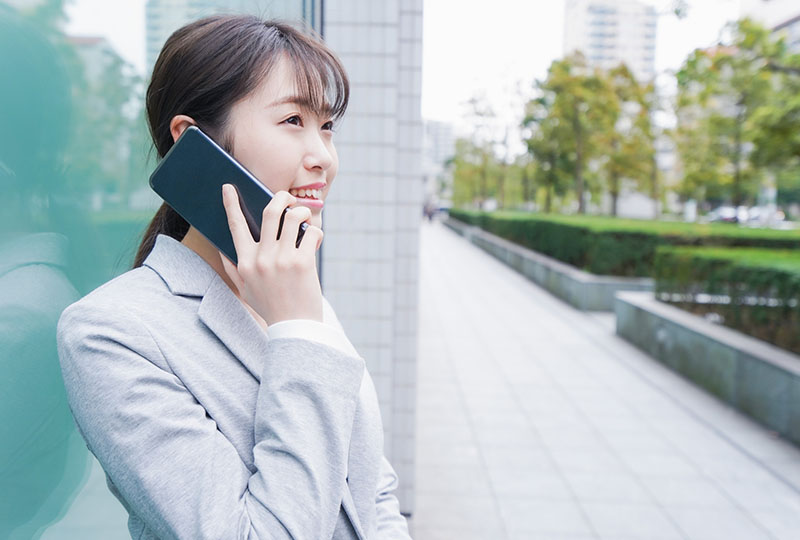 粗大ゴミの処分を業者に相談して一安心した表情の女性
