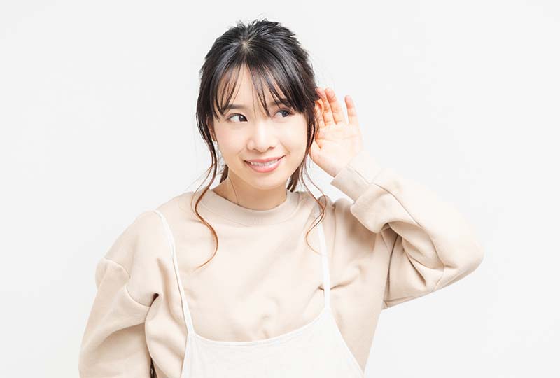 ゴミ屋敷プログレスの口コミをなん度も確認する女性