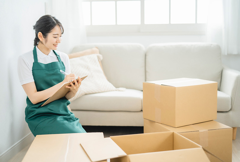 不用品運び出しのチェックをするマッハクルーの女性スタッフ