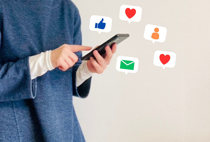 エコスポットに依頼した人がスマホで口コミ投稿をしている様子