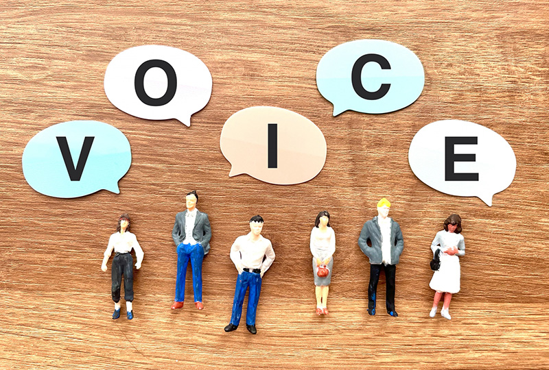 マッハクルーの仕事について口コミを書き込む利用者の人々