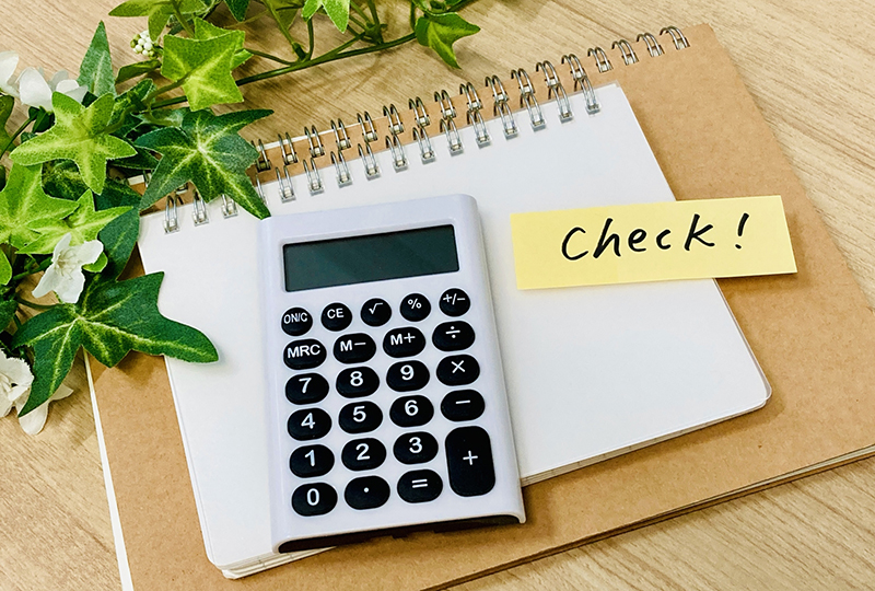 不用品回収エコスポットの費用を試算している様子