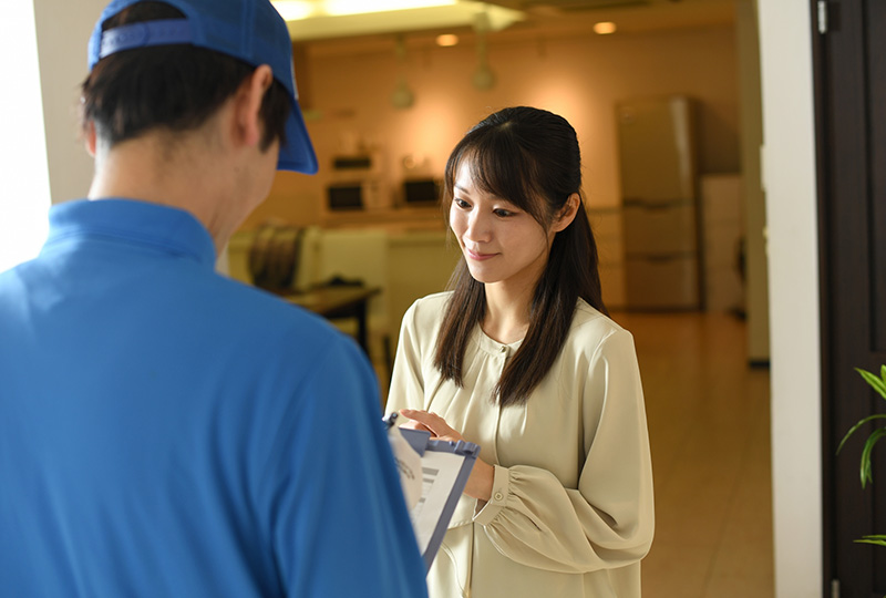 マッハクルー以外の別の回収業者と打ち合わせをして見積もりを依頼している女性