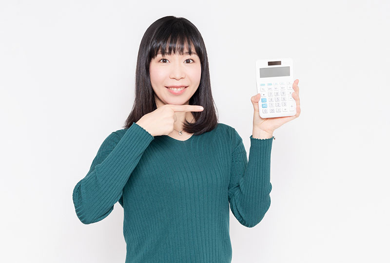 藤沢市のゴミ屋敷相場を元に自分のゴミ屋敷費用を試算する女性