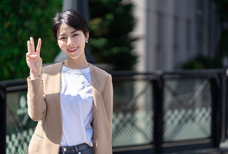 ゴミ屋敷のプロに依頼すると3つのメリットがあることを教えてくれる女性