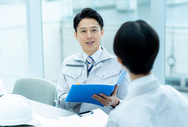 ゴミ屋敷片付け業者と打ち合わせをする男性