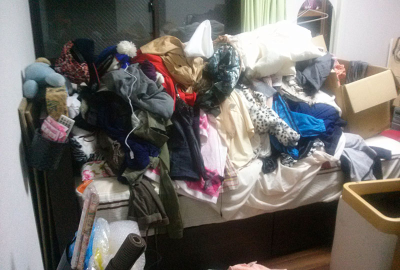 足の踏み場もないほどに部屋に溜まったゴミ