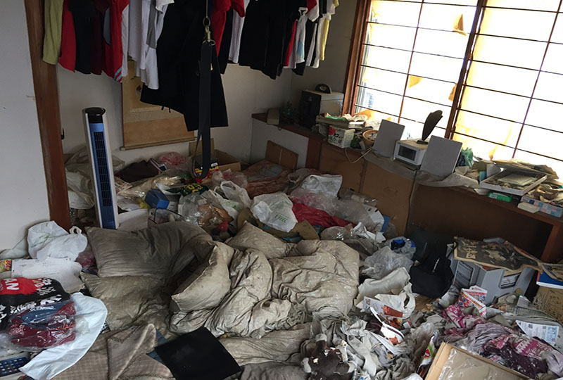 足の踏み場もないほどに部屋を覆い尽くしたゴミ
