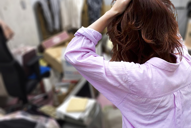 ゴミ屋敷を自分で片付けようとして挫折してしまいそうな女性
