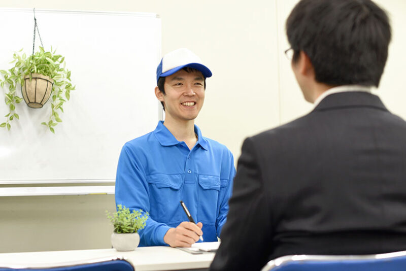 三鷹市で粗大ゴミ片付けの専門業者とゴミ屋敷清掃の打ち合わせをする男性