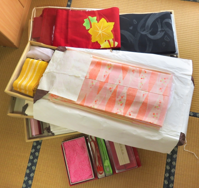 実家の片付けで売れるものを見逃さない！買取で業者費用を抑えるコツ