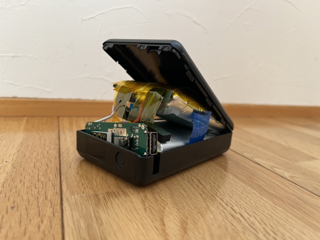 回収不可の膨張したモバイルバッテリーはどう捨てるべきか